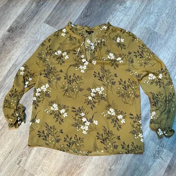 Ann Taylor Factory Tops - Ann Taylor Factory pullover blouse olive green with flower pattern